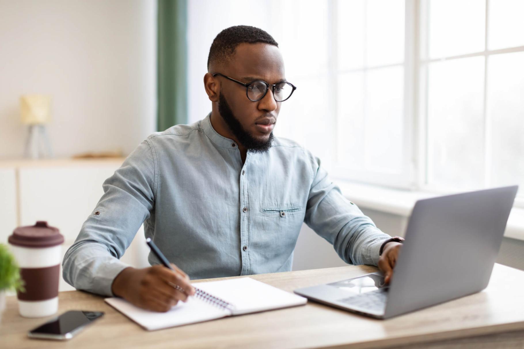 Análisis técnico de sitio web durante auditoría SEO